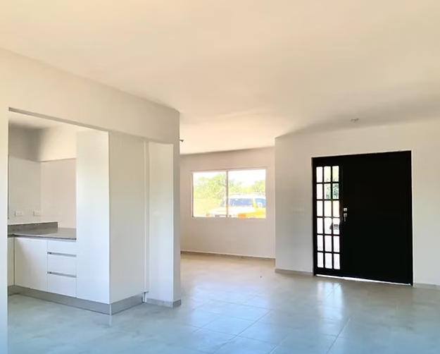 Interior amplio de cocina y sala de estilo moderno